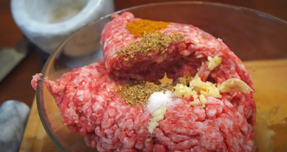 Картошка с мясными биточками в духовке Картошка с мясными биточками в духовке