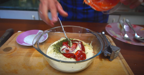 Картошка с мясными биточками в духовке Картошка с мясными биточками в духовке