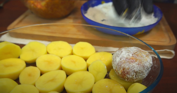 Картошка с мясными биточками в духовке Картошка с мясными биточками в духовке