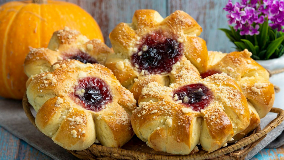 Сдобные булочки с джемом и посыпкой Сдобные булочки с джемом и посыпкой