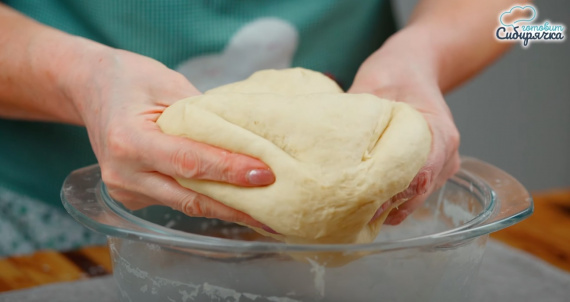 Сдобные булочки с джемом и посыпкой Сдобные булочки с джемом и посыпкой