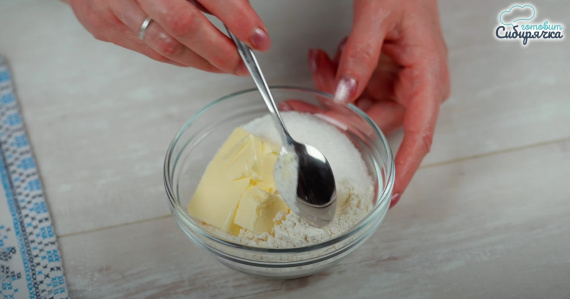 Сдобные булочки с джемом и посыпкой Сдобные булочки с джемом и посыпкой