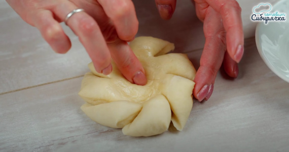 Сдобные булочки с джемом и посыпкой Сдобные булочки с джемом и посыпкой