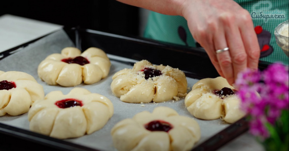 Сдобные булочки с джемом и посыпкой Сдобные булочки с джемом и посыпкой