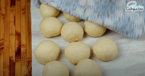Сдобные булочки с джемом и посыпкой Сдобные булочки с джемом и посыпкой