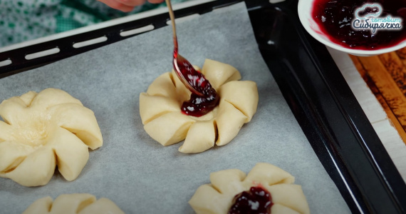 Сдобные булочки с джемом и посыпкой Сдобные булочки с джемом и посыпкой