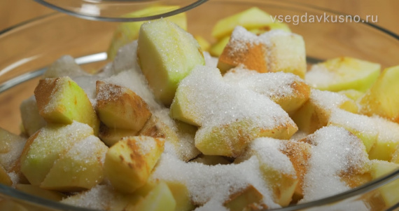 Яблочный пирог с корицей и мускатным орехом Яблочный пирог с корицей и мускатным орехом
