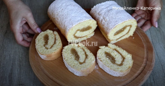 Рецепт очень простого и вкусного рулета с яблоками. Выпекается вместе с начинкой Рецепт очень простого и вкусного рулета с яблоками. Выпекается вместе с начинкой