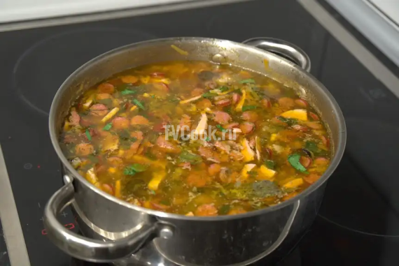 Солянка сборная мясная с квашеными огурцами Солянка сборная мясная с квашеными огурцами