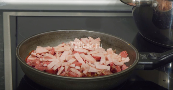 Солянка сборная мясная с квашеными огурцами Солянка сборная мясная с квашеными огурцами