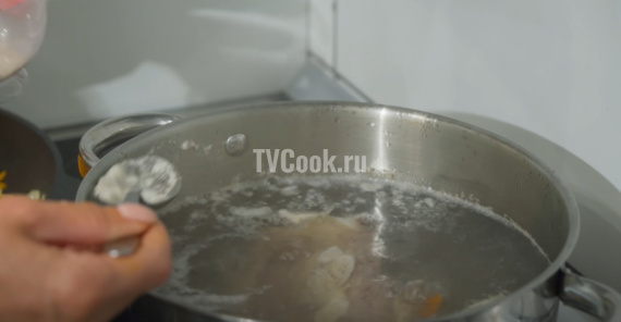 Солянка сборная мясная с квашеными огурцами Солянка сборная мясная с квашеными огурцами