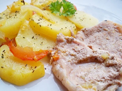 Мясо с картофелем и помидорами в духовке Мясо с картофелем и помидорами в духовке
