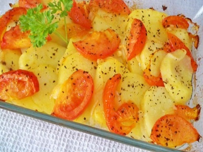 Мясо с картофелем и помидорами в духовке Мясо с картофелем и помидорами в духовке