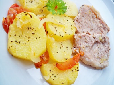 Мясо с картофелем и помидорами в духовке Мясо с картофелем и помидорами в духовке