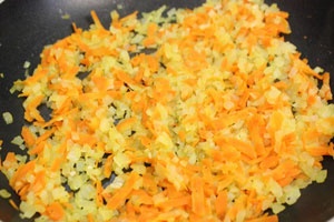 Курица с капустой и картошкой запеченная в горшочках Курица с капустой и картошкой запеченная в горшочках