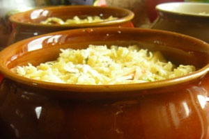 Курица с капустой и картошкой запеченная в горшочках Курица с капустой и картошкой запеченная в горшочках