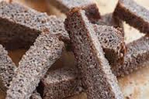 Салат с сухариками и колбасой Салат с сухариками и колбасой