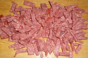 Салат с сухариками и колбасой Салат с сухариками и колбасой