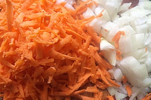 Курица с капустой и картошкой запеченная в горшочках Курица с капустой и картошкой запеченная в горшочках