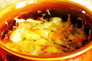 Курица с капустой и картошкой запеченная в горшочках Курица с капустой и картошкой запеченная в горшочках