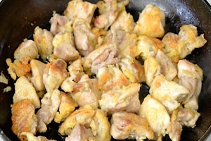 Курица с капустой и картошкой запеченная в горшочках Курица с капустой и картошкой запеченная в горшочках