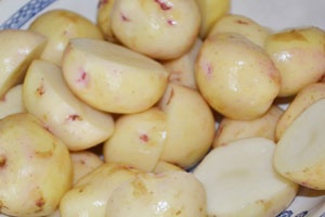 Курица с капустой и картошкой запеченная в горшочках Курица с капустой и картошкой запеченная в горшочках
