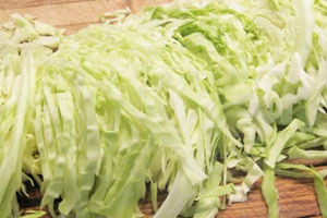 Курица с капустой и картошкой запеченная в горшочках Курица с капустой и картошкой запеченная в горшочках