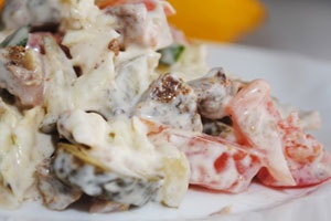 Салат с сухариками и колбасой Салат с сухариками и колбасой