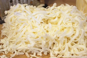 Салат с сухариками и колбасой Салат с сухариками и колбасой