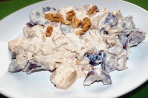 Салат с черносливом, курицей и орехами Салат с черносливом, курицей и орехами