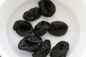 Салат с черносливом, курицей и орехами Салат с черносливом, курицей и орехами