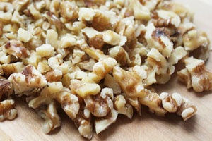 Салат с черносливом, курицей и орехами Салат с черносливом, курицей и орехами