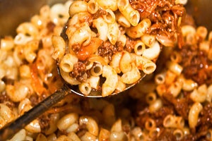 Макароны по-флотски с тушенкой Макароны по-флотски с тушенкой