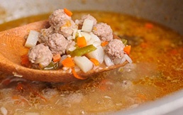 Суп с мясными фрикадельками и рисом Суп с мясными фрикадельками и рисом