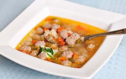Суп с мясными фрикадельками и рисом Суп с мясными фрикадельками и рисом