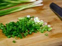 Салат с помидорами, огурцами и сыром Салат с помидорами, огурцами и сыром