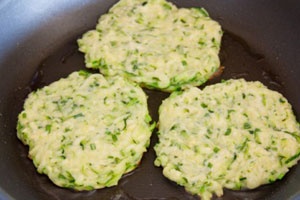 Кабачковые оладьи с чесноком Кабачковые оладьи с чесноком
