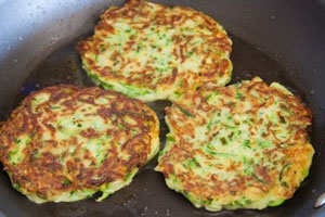 Кабачковые оладьи с чесноком Кабачковые оладьи с чесноком