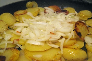 Жареная картошка с курицей Жареная картошка с курицей