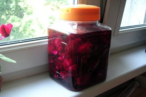Маринованный чеснок со свеклой Маринованный чеснок со свеклой