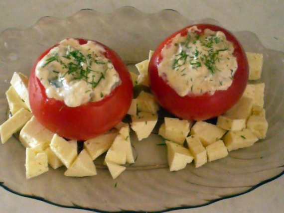 Помидоры, фаршированные сыром и чесноком Помидоры, фаршированные сыром и чесноком