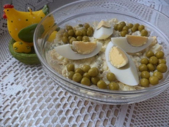 Салат с маринованными грибами и курицей Салат с маринованными грибами и курицей