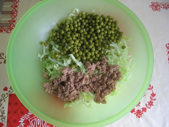 Салат с пекинской капустой и тунцом Салат с пекинской капустой и тунцом
