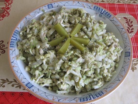 Салат с пекинской капустой и тунцом Салат с пекинской капустой и тунцом