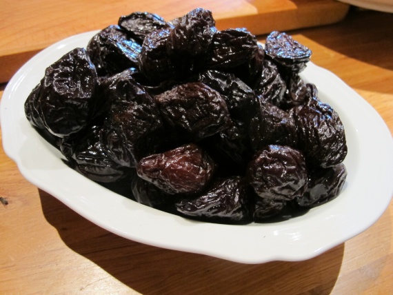 Салат с черносливом и сыром Салат с черносливом и сыром