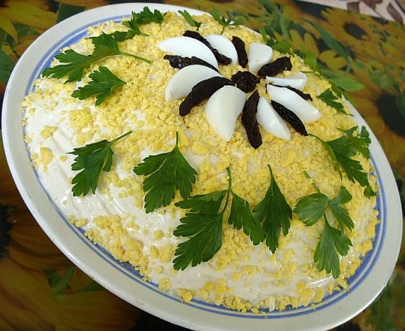 Салат с черносливом и сыром Салат с черносливом и сыром
