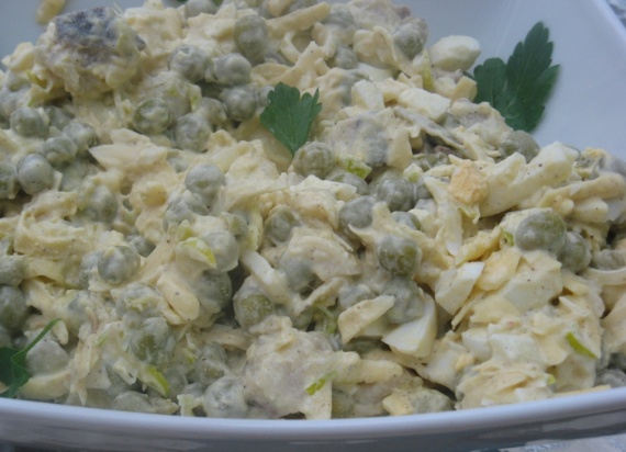 Салат с горошком и яйцом Салат с горошком и яйцом