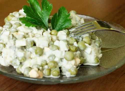 Салат с горошком и яйцом Салат с горошком и яйцом