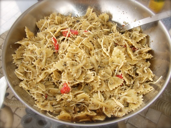 Салат с макаронами-бантиками Салат с макаронами-бантиками