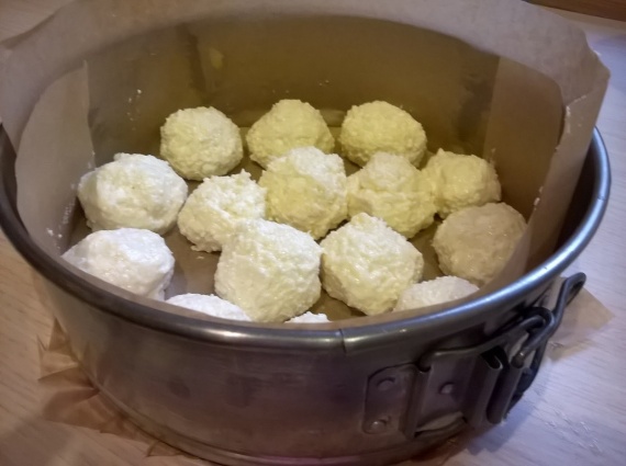 Пирог с творожными шариками Пирог с творожными шариками